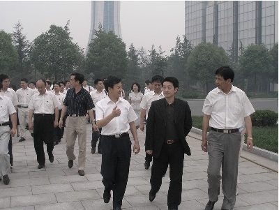 楊文龍董事長(zhǎng)率團(tuán)赴揚(yáng)子江藥業(yè)集團(tuán)考察