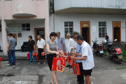 仁和集團(tuán)中秋走訪慰問(wèn)樟樹市福利院