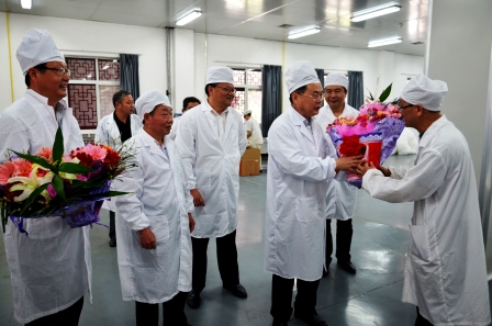 1430375470290006415.jpg 樟樹市領(lǐng)導(dǎo)五一節(jié)前夕走訪慰問仁和 (1).jpg