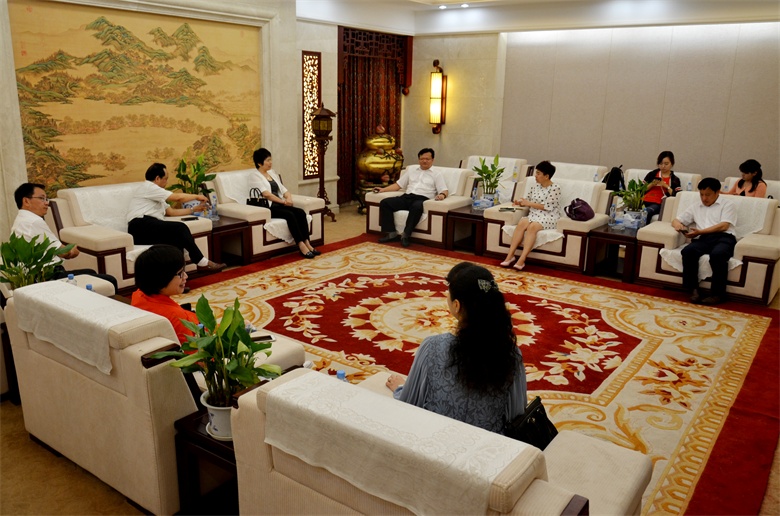 1497248145125020870.jpg 《中國醫(yī)藥報》副總編楊玲玲到仁和集團(tuán)進(jìn)行走基層調(diào)研 (1).jpg